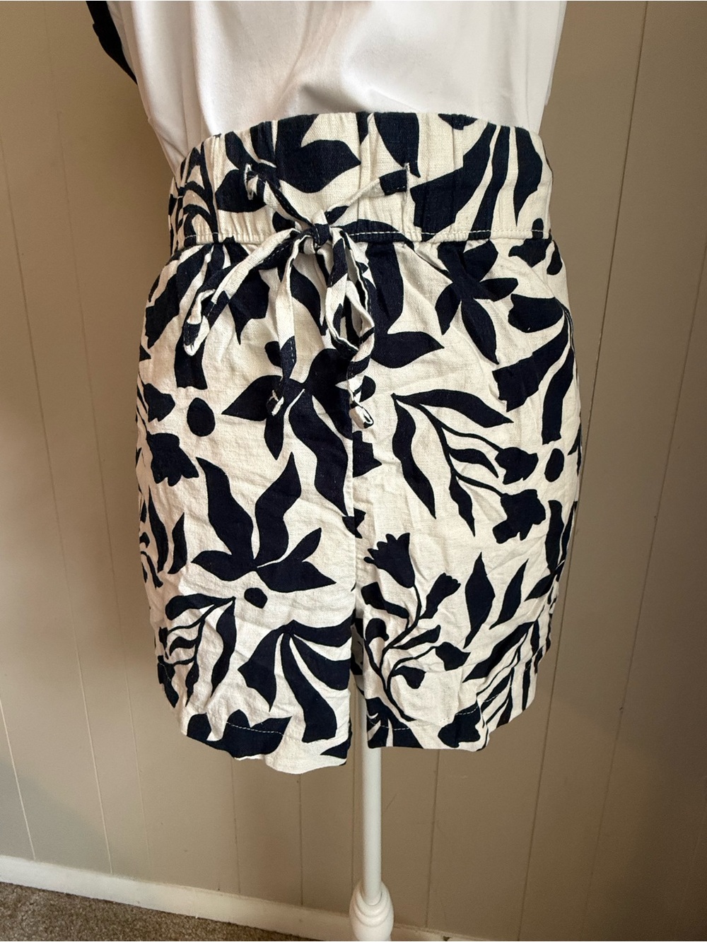 Time and Tru Black and White Floral Tie-Waist Shorts size L